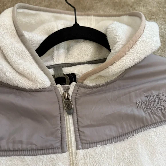Women’s LThe North Face Women's White and Gray Teddy Jacket: adventure outdoors - Picture 13 of 14